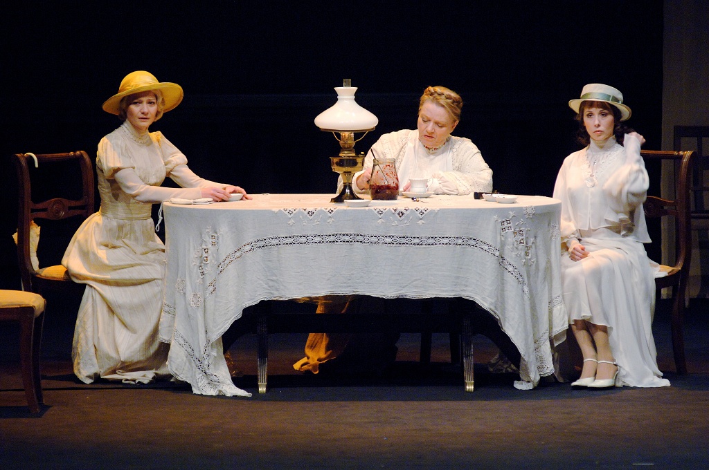 Małgorzata Kożuchowska (Tatiana Jakowlewa Borodina), Anna Seniuk (Matriona Wasiljewna Czelcowa), Jolanta Fraszyńska (Lily Karłowna Swietłowa) w „Miłości na Krymie” Sławomira Mrożka w reż. Jerzego Jarockiego. Premiera w Teatrze Narodowym 17 stycznia 2007. Małgorzata Kożuchowska (Tatiana Jakowlewa Borodina), Anna Seniuk (Matriona Wasiljewna Czelcowa), Jolanta Fraszyńska (Lily Karłowna Swietłowa) w „Miłości na Krymie” Sławomira Mrożka w reż. Jerzego Jarockiego. Premiera w Teatrze Narodowym 17 stycznia 2007.