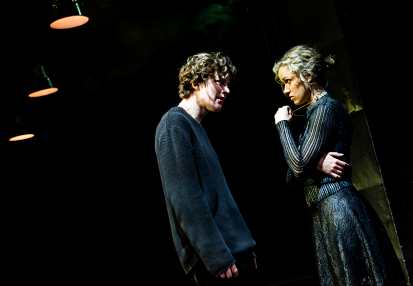 Hugo Tarres (Hamlet), Helena Englert (Ofelia) w HAMLECIE Williama Shakespeare’a w reż. Jana Englerta. Fot. Marta Ankiersztejn