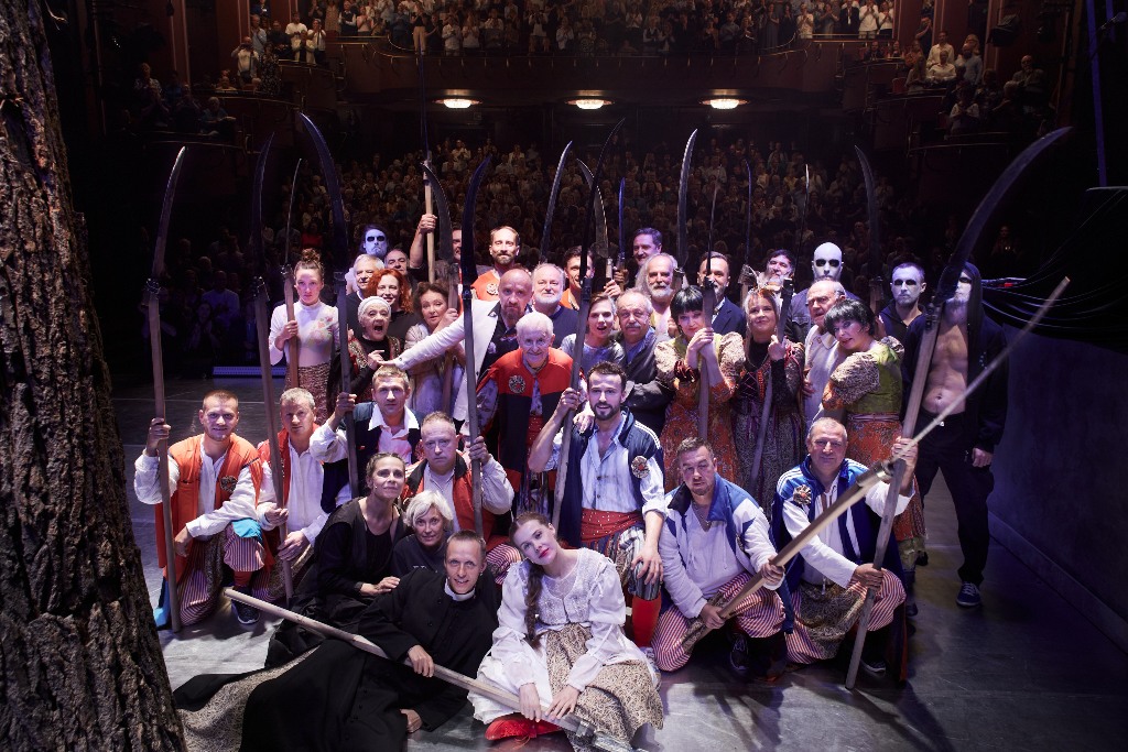 WESELE z Narodowego Starego Teatru im. Heleny Modrzejewskiej w Krakowie – zdjęcie po pokazach w Teatrze Narodowym. Fot. Przemysław Krzakiewicz WESELE z Narodowego Starego Teatru im. Heleny Modrzejewskiej w Krakowie – zdjęcie po pokazach w Teatrze Narodowym. Fot. Przemysław Krzakiewicz